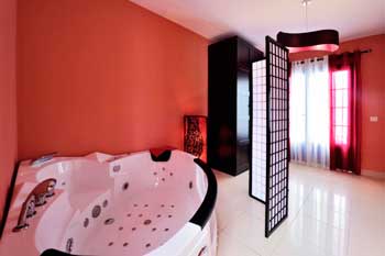 Suite Superior con bañera de hidromasaje en los Apartamentos Evita Beach de La Graciosa